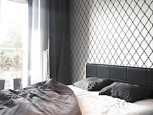 Mieszkanie prywatne - Szaserów - Średnia biała czarna sypialnia z balkonem / tarasem, styl nowoczesny - zdjęcie od Pogotowie Wnętrzarskie