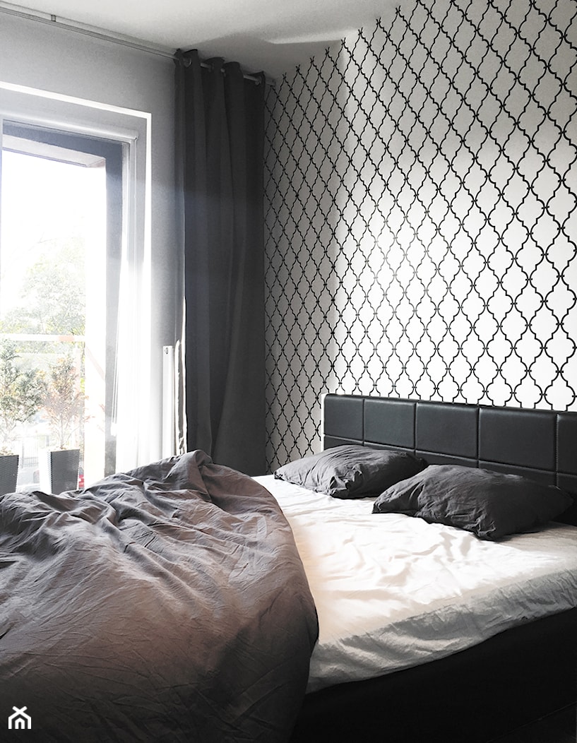 Mieszkanie prywatne - Szaserów - Średnia biała czarna sypialnia z balkonem / tarasem, styl nowoczes ... - zdjęcie od Pogotowie Wnętrzarskie - Homebook