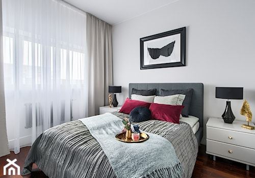 Apartament Dody - Mała biała sypialnia, styl glamour - zdjęcie od Pogotowie Wnętrzarskie