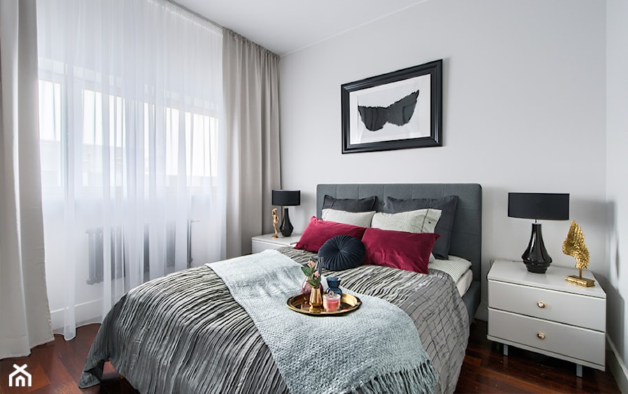 Apartament Dody - Mała biała sypialnia, styl glamour - zdjęcie od Pogotowie Wnętrzarskie