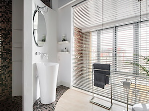 Apartament Dody - Średnia z lustrem łazienka z oknem, styl glamour - zdjęcie od Pogotowie Wnętrzarskie