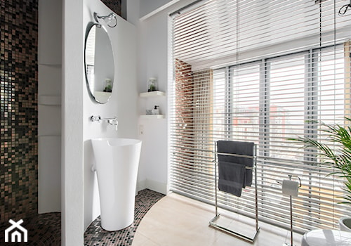 Apartament Dody - Średnia z lustrem łazienka z oknem, styl glamour - zdjęcie od Pogotowie Wnętrzarskie