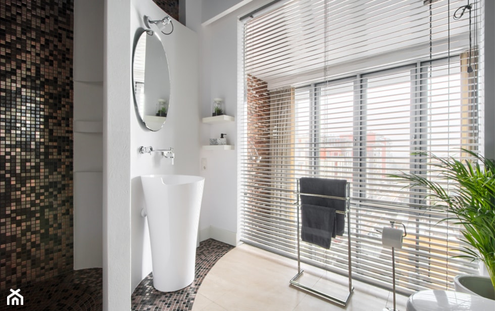 Apartament Dody - Średnia z lustrem łazienka z oknem, styl glamour - zdjęcie od Pogotowie Wnętrzarskie - Homebook