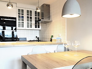 Aranżacja mieszkania Praga Płn. - Mała szara jadalnia w kuchni, styl skandynawski - zdjęcie od Pogotowie Wnętrzarskie