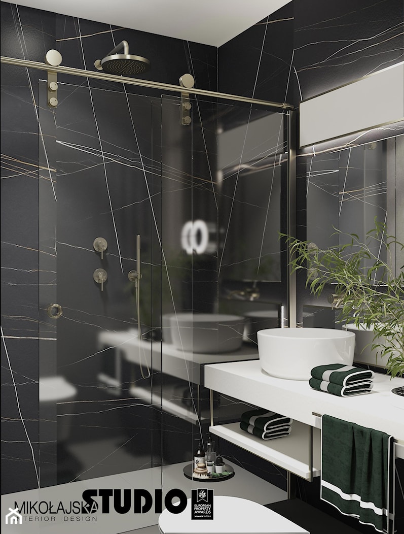 przestronny prysznic i piękna zabudowa łazienki - zdjęcie od MIKOŁAJSKAstudio - Homebook