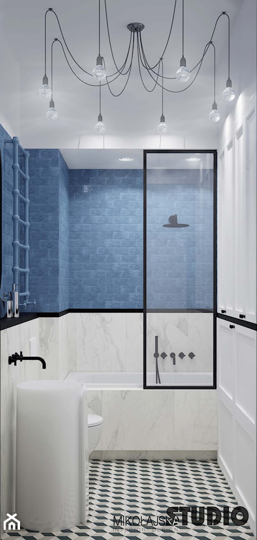 łazienka biało-niebieska, czarne akcenty - zdjęcie od MIKOŁAJSKAstudio - Homebook