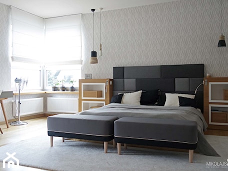 Aranżacje wnętrz - Sypialnia: bedroom spacious scandinavian style - MIKOŁAJSKAstudio. Przeglądaj, dodawaj i zapisuj najlepsze zdjęcia, pomysły i inspiracje designerskie. W bazie mamy już prawie milion fotografii!