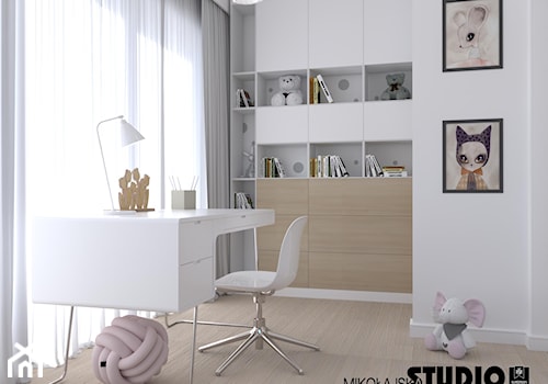 białe biurko i ciekawa zabudowa w pokoju dziecięcym - zdjęcie od MIKOŁAJSKAstudio