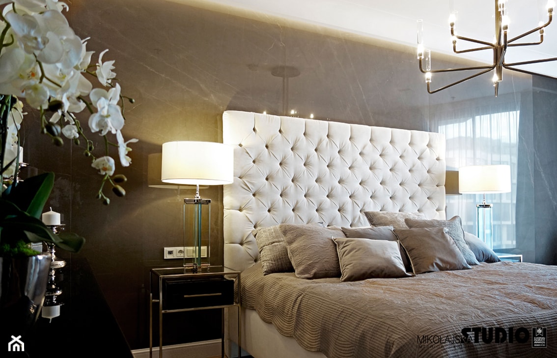 sypialnia z pięknym łóżkiem - zdjęcie od MIKOŁAJSKAstudio - Homebook