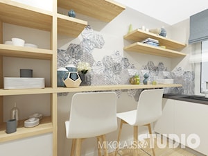 kuchnia, barek, jasna, biała, biel, drewno, płytki, heksagonalne - zdjęcie od MIKOŁAJSKAstudio