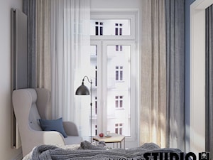 Kompaktowo w Warszawie - Mała biała niebieska sypialnia małżeńska, styl nowoczesny - zdjęcie od MIKOŁAJSKAstudio
