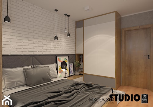 szaro-biała sypialnia z elementami drewna - zdjęcie od MIKOŁAJSKAstudio