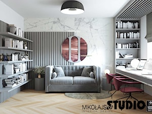 Szykowne wnętrze nad Baranówką - Średnie w osobnym pomieszczeniu z sofą z zabudowanym biurkiem białe biuro, styl nowoczesny - zdjęcie od MIKOŁAJSKAstudio