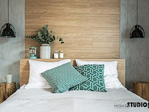 Sypialnia z pięknym, drewnianym zagłówkiem - zdjęcie od MIKOŁAJSKAstudio
