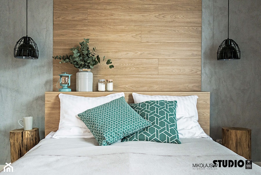 Sypialnia z pięknym, drewnianym zagłówkiem - zdjęcie od MIKOŁAJSKAstudio