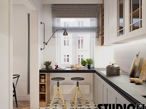 Kompaktowo w Warszawie - Średnia otwarta z kamiennym blatem biała z zabudowaną lodówką kuchnia w kształcie litery l z oknem, styl nowoczesny - zdjęcie od MIKOŁAJSKAstudio