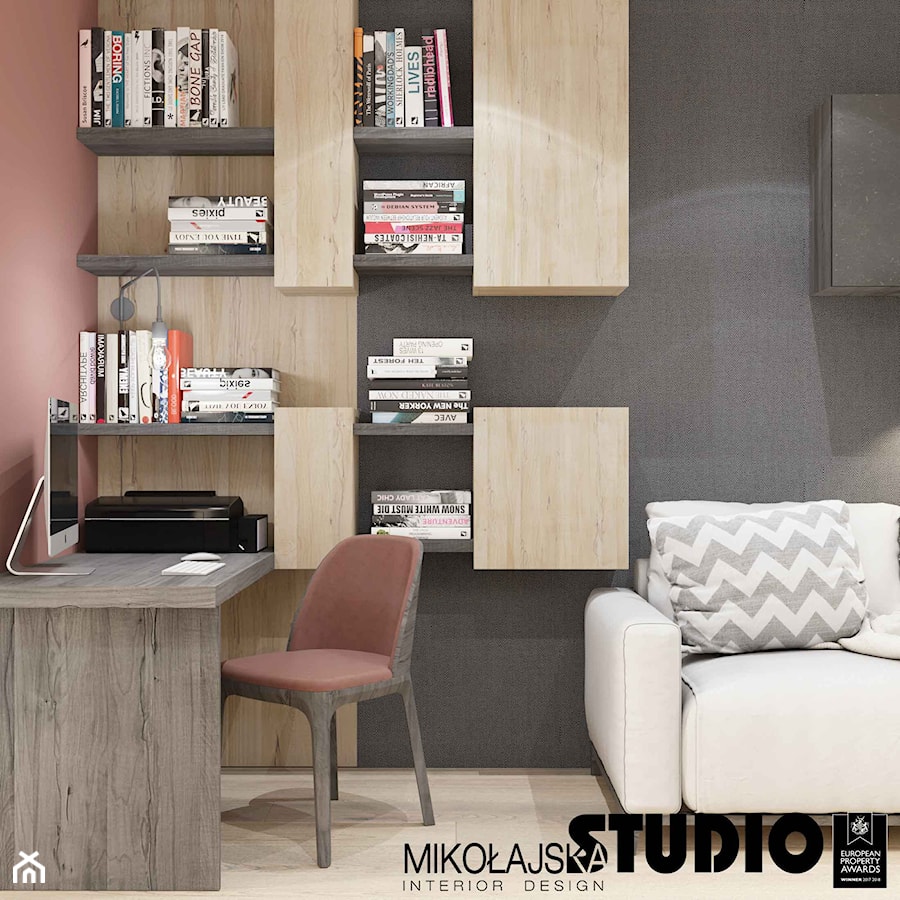 WIŚLANE TARASY - Małe w osobnym pomieszczeniu z sofą z zabudowanym biurkiem różowe szare biuro, styl nowoczesny - zdjęcie od MIKOŁAJSKAstudio