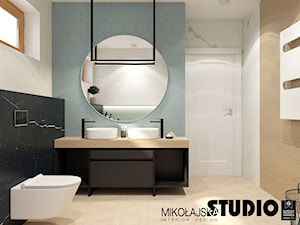 Dom przy Działkowskiego - Średnia z lustrem z dwoma umywalkami z punktowym oświetleniem łazienka z o ... - zdjęcie od MIKOŁAJSKAstudio