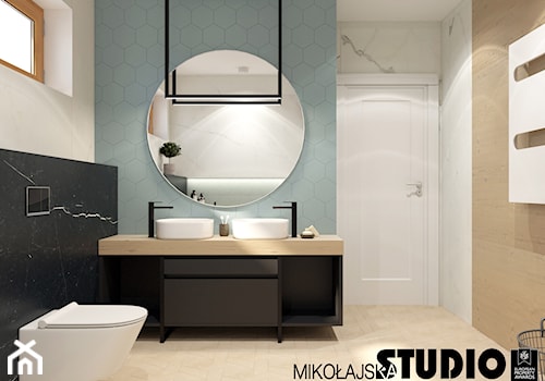 Dom przy Działkowskiego - Średnia z lustrem z dwoma umywalkami z punktowym oświetleniem łazienka z oknem, styl nowoczesny - zdjęcie od MIKOŁAJSKAstudio