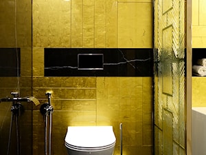 złota łazienka-widok części z toaletą - zdjęcie od MIKOŁAJSKAstudio