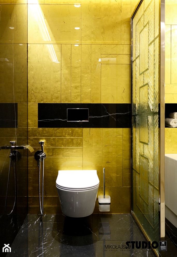 złota łazienka-widok części z toaletą - zdjęcie od MIKOŁAJSKAstudio - Homebook