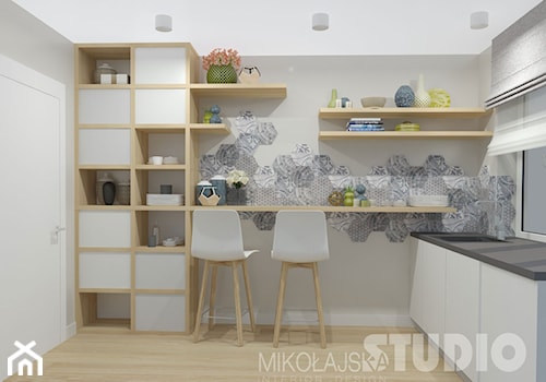 kuchnia, barek, jasna, biała, biel, drewno, płytki, heksagonalne - zdjęcie od MIKOŁAJSKAstudio