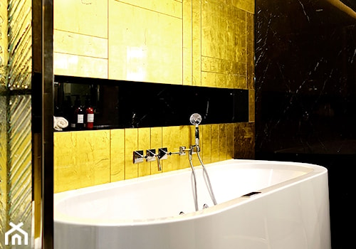 złota łazienka-widok części z elegancką wanną - zdjęcie od MIKOŁAJSKAstudio