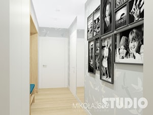 hall, korytarz, przedpokój, jasny, pastelowy, drewno, galeria - zdjęcie od MIKOŁAJSKAstudio