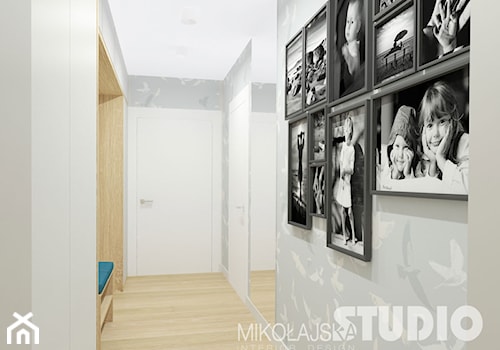 hall, korytarz, przedpokój, jasny, pastelowy, drewno, galeria - zdjęcie od MIKOŁAJSKAstudio