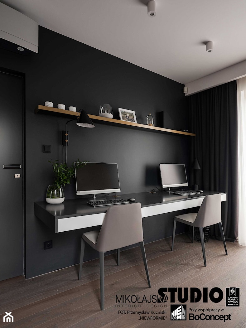 DOM W WIELICZCE - zdjęcia - Średnie w osobnym pomieszczeniu z zabudowanym biurkiem czarne biuro, styl nowoczesny - zdjęcie od MIKOŁAJSKAstudio - Homebook
