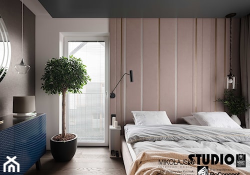 DOM W WIELICZCE - zdjęcia - Średnia biała czarna szara sypialnia z balkonem / tarasem, styl nowoczesny - zdjęcie od MIKOŁAJSKAstudio