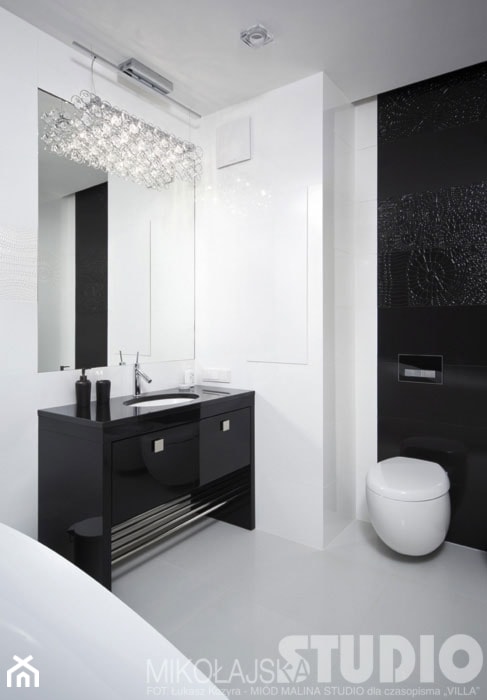 czarno-biała łazienka - zdjęcie od MIKOŁAJSKAstudio