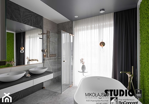 DOM W WIELICZCE - zdjęcia - Średnia z dwoma umywalkami łazienka z oknem, styl nowoczesny - zdjęcie od MIKOŁAJSKAstudio