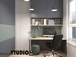 Z ODROBINĄ ZIELENI - Małe zielone białe biuro kącik do pracy w pokoju, styl nowoczesny - zdjęcie od MIKOŁAJSKAstudio