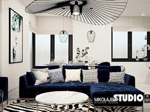 niebieska kanapa w salonie - zdjęcie od MIKOŁAJSKAstudio