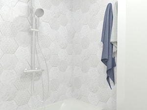 łazienka, mała, jasna, biel i drewno, płytki heksagonalne, wanna - zdjęcie od MIKOŁAJSKAstudio