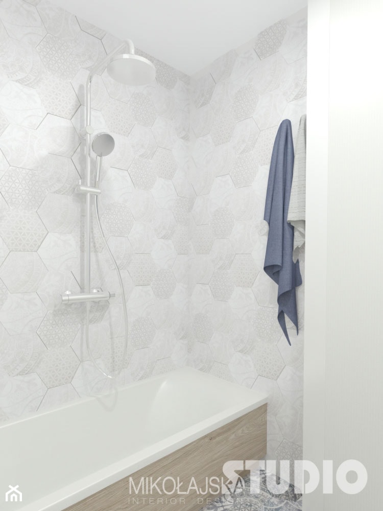 łazienka, mała, jasna, biel i drewno, płytki heksagonalne, wanna - zdjęcie od MIKOŁAJSKAstudio - Homebook