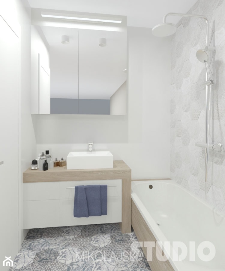 łazienka, mała, jasna, wanna, prysznic, drewno, płytki heksagonalne - zdjęcie od MIKOŁAJSKAstudio - Homebook