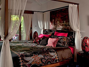 Mała biała sypialnia, styl tradycyjny - zdjęcie od TENDINA