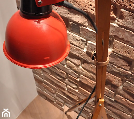 Jak zrobić lampę w stylu loft z malarskich sztalug?