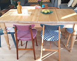 krzesła prl wokół stołu na toczonych nogach - zdjęcie od Odnawialnia - Homebook