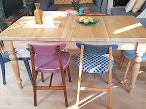 krzesła prl wokół stołu na toczonych nogach - zdjęcie od Odnawialnia