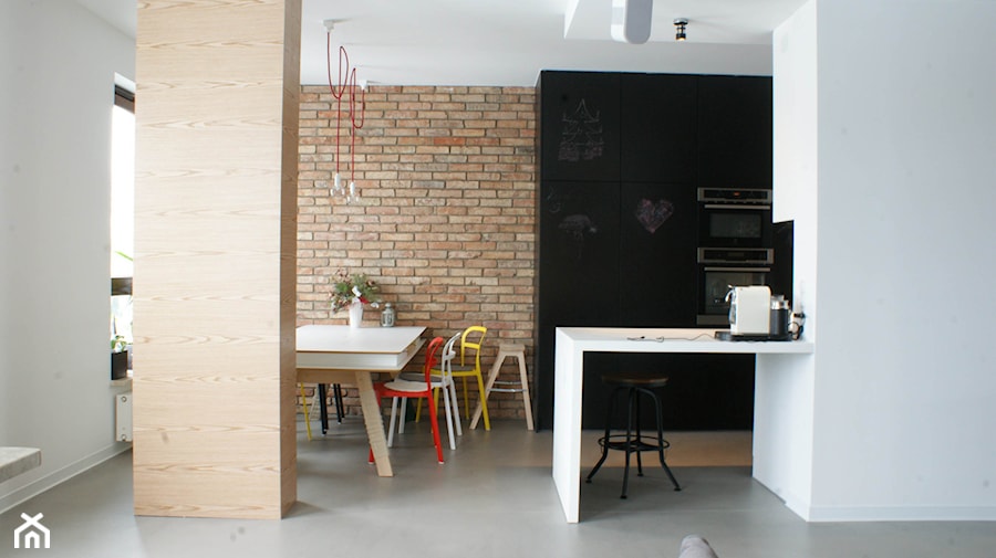 LOFT W WILANOWIE - Średnia biała czarna szara jadalnia w kuchni, styl industrialny - zdjęcie od t design