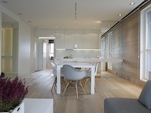 APARTAMENT NA ŻOLIBORZU - Średnia biała jadalnia w salonie w kuchni - zdjęcie od t design