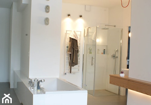 LOFT W WILANOWIE - Duża biała sypialnia z łazienką, styl industrialny - zdjęcie od t design