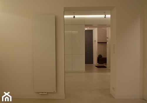white mat - Średnia biała jadalnia jako osobne pomieszczenie, styl minimalistyczny - zdjęcie od t design