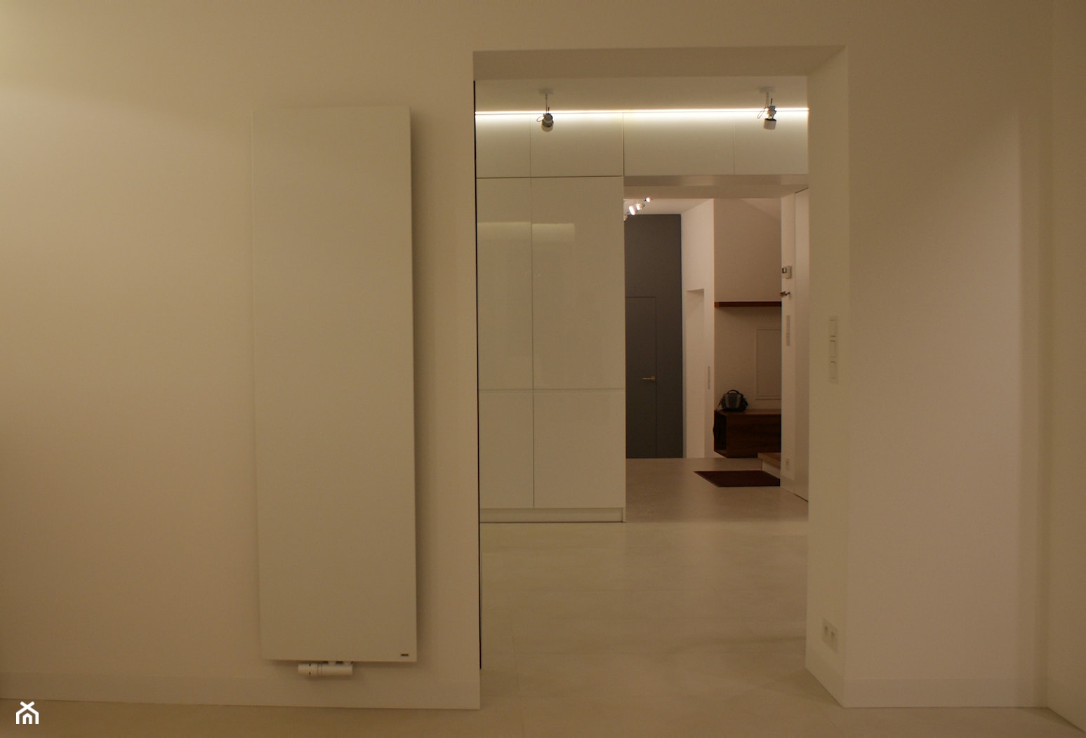 white mat - Średnia biała jadalnia jako osobne pomieszczenie, styl minimalistyczny - zdjęcie od t design - Homebook