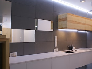 Grey-t - Średnia zamknięta z kamiennym blatem szara z zabudowaną lodówką z podblatowym zlewozmywakiem kuchnia jednorzędowa, styl nowoczesny - zdjęcie od t design