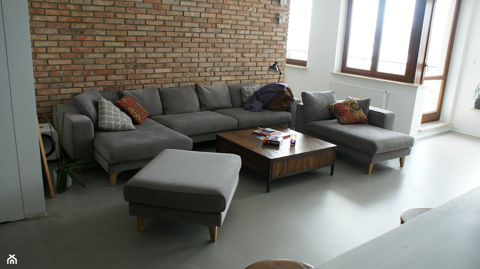 LOFT W WILANOWIE - Średni biały brązowy salon z tarasem / balkonem, styl industrialny - zdjęcie od t design - Homebook