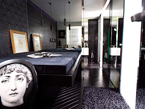 BAROK XXI W. - Mała biała czarna sypialnia z łazienką, styl glamour - zdjęcie od t design